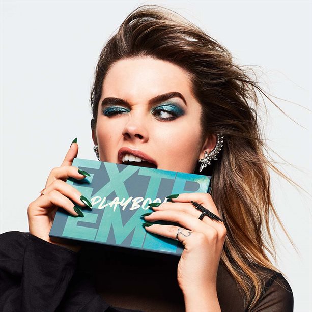 Avon mark. Extreme Eyeshadow Palette