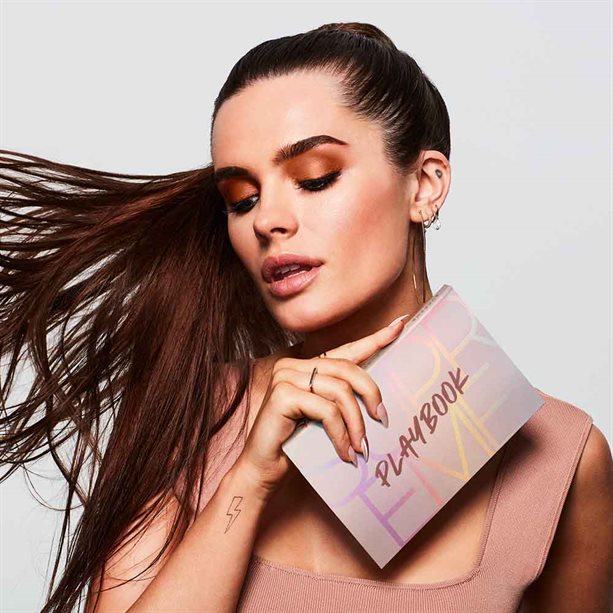 Avon mark. Supreme Eyeshadow Palette