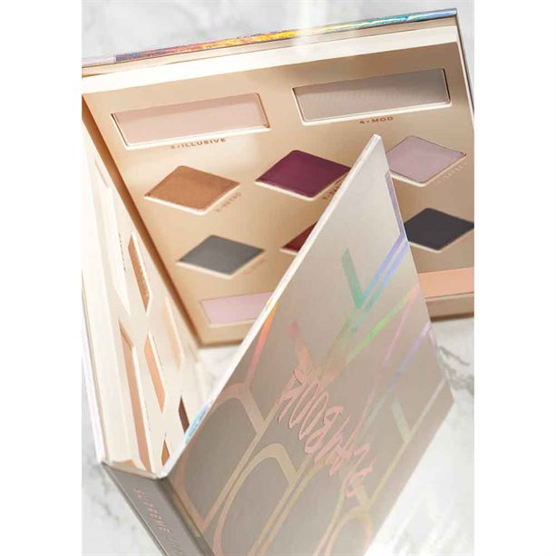 Avon mark. Supreme Eyeshadow Palette