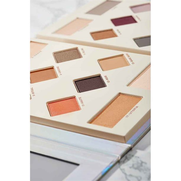 Avon mark. Supreme Eyeshadow Palette